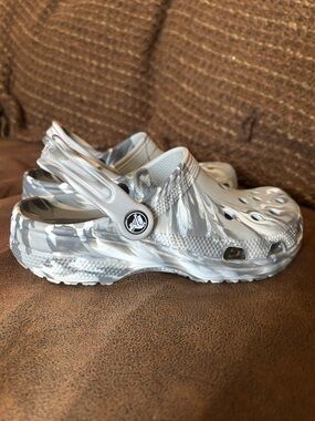 CROCS nwot size4/6 gray/white marble